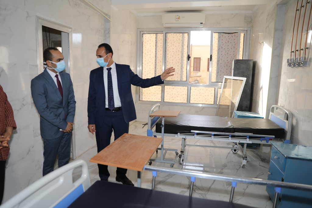 نائب المحافظ يتفقد مستشفى حميات سوهاج (15)