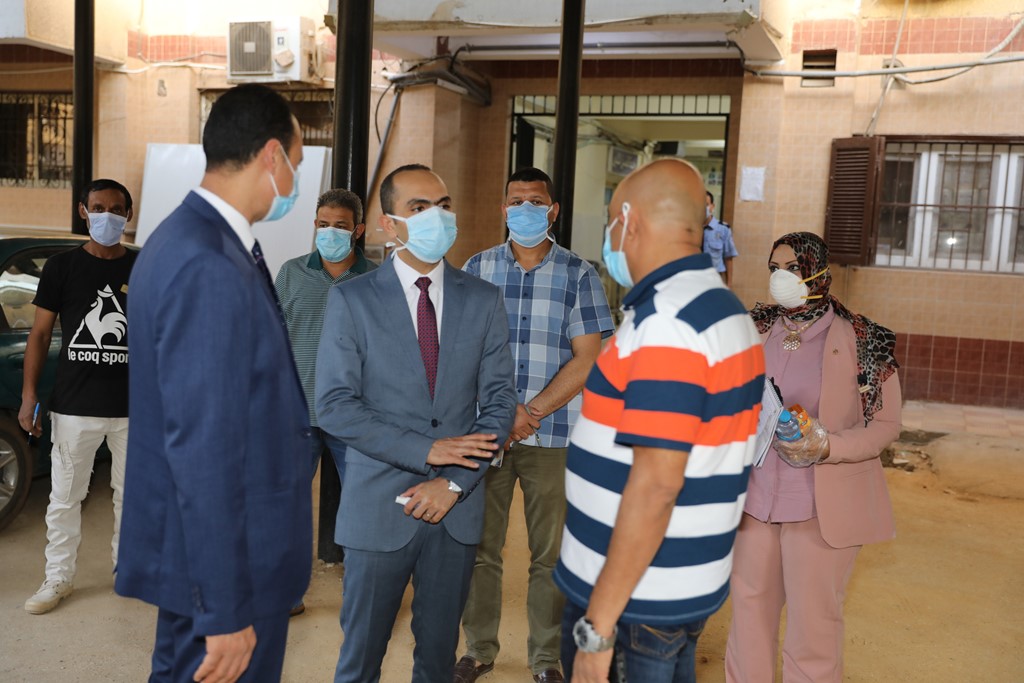 نائب المحافظ يتفقد مستشفى حميات سوهاج (9)
