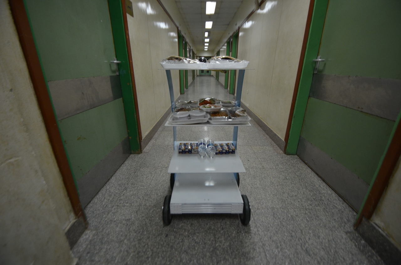  أول روبوت لتقديم الخدمات للمرضي (8)