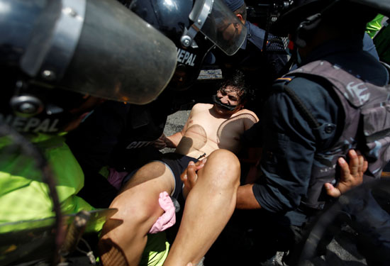 الشرطة تلقى القبض على أحد المتظاهرين الشرطة تلقى القبض على أحد المتظاهرين