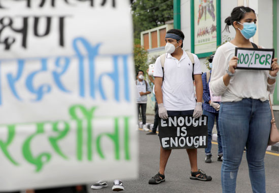تظاهر عدد من النيباليين أمام مجلس الوزراء تظاهر عدد من النيباليين أمام مجلس الوزراء