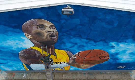 جدارية لكوبى براينت على جدار مدرسة فى جراديسكا