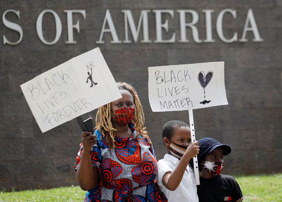 سيدة و طفلها يحتجون أمام السفارة الامريكية