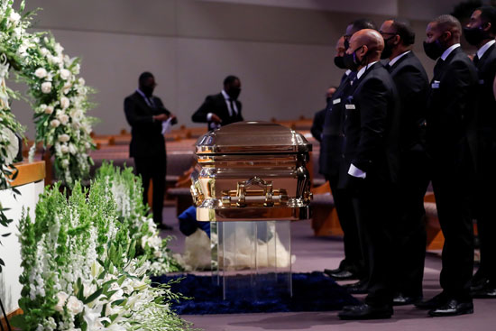 استعداد أقارب فلويد لفتح النعش استعداد أقارب فلويد لفتح النعش