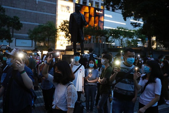 المتظاهرون يستخدمون هواتفهم كمشاعل ضوئية