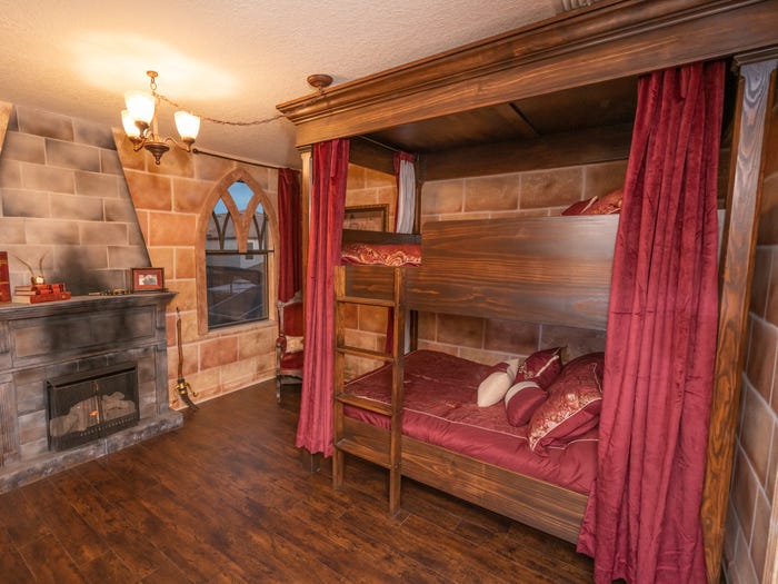 غرفة نوم من الخشب