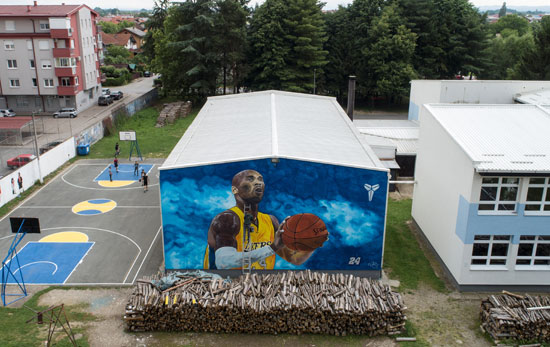 جدارية كوبى براينت على جدار المدرسة فى جراديسكا