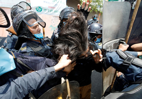 الشرطة تلقى القبض على أحد المتظاهرات الشرطة تلقى القبض على أحد المتظاهرات