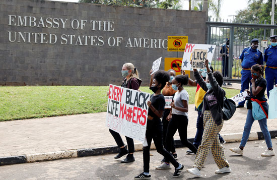 جانب من المتظاهرين أمام السفارة الأمريكية فى نيروبى