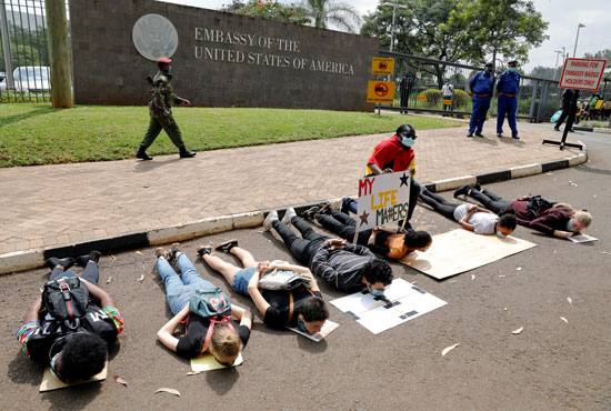 المتظاهرين أمام السفارة الأمريكية فى نيروبى
