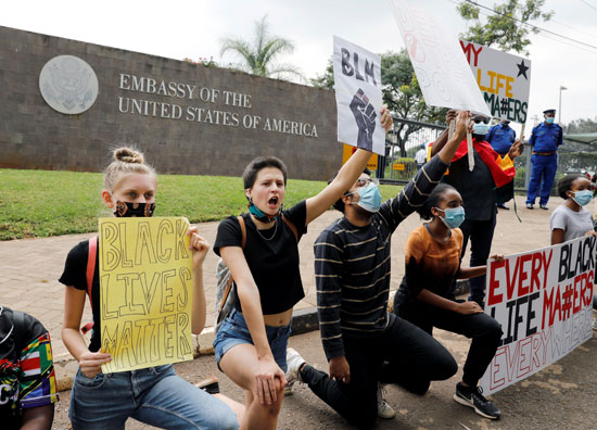 المتظاهرون يحملون اللافتات أمام السفارة الامريكية فى نيروبى