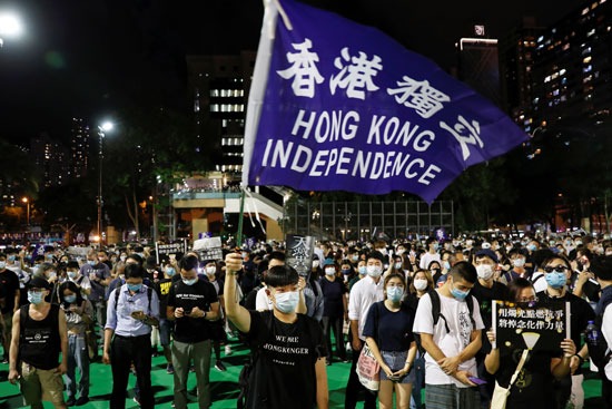 لافتات تطالب باستقلال هونج كونج