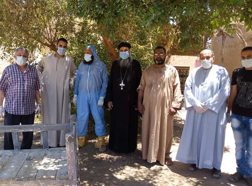 مسلمون من مبادرة إكرام ضحايا فيروس كورونا يشاركون فى دفن قبطى  (2)