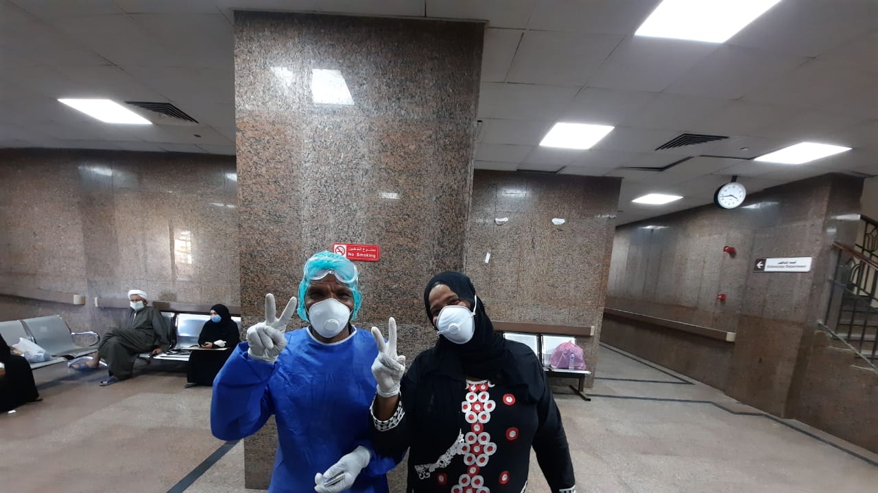 مستشفى الأقصر العام تشهد خروج 10 حالات بعد شفاؤهم من فيروس كورونا (5)
