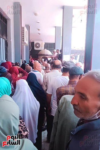 زحام كبير بين المواطنين ببنك ناصر فى الغربية (3)