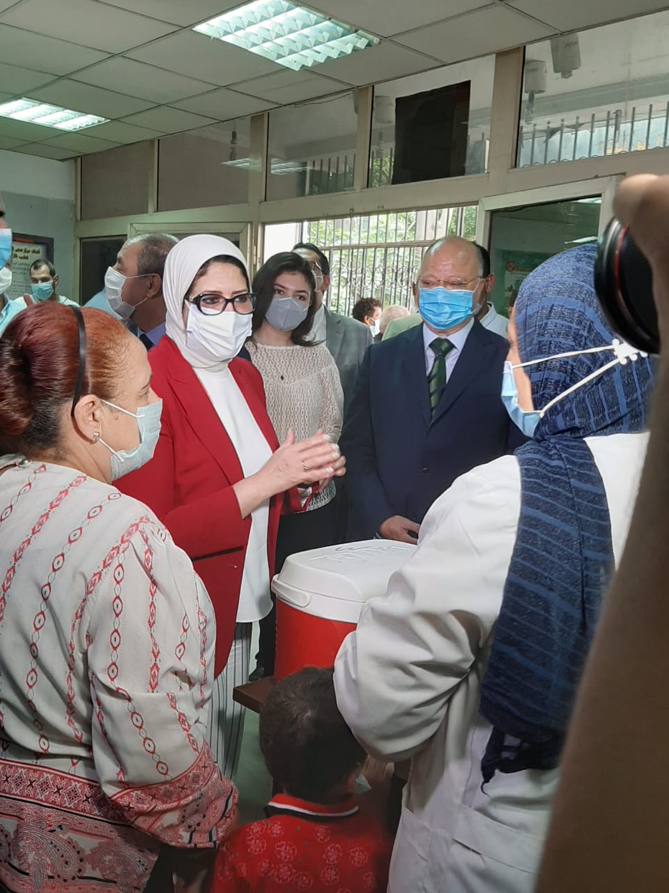 محافظ القاهرة ووزيرة الصحة خلال حملة التطعيم (2)