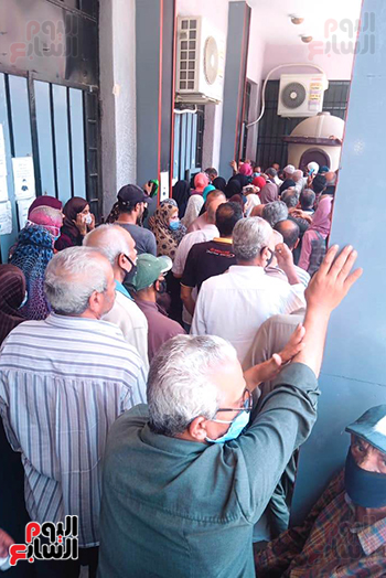 زحام كبير بين المواطنين ببنك ناصر فى الغربية (1)