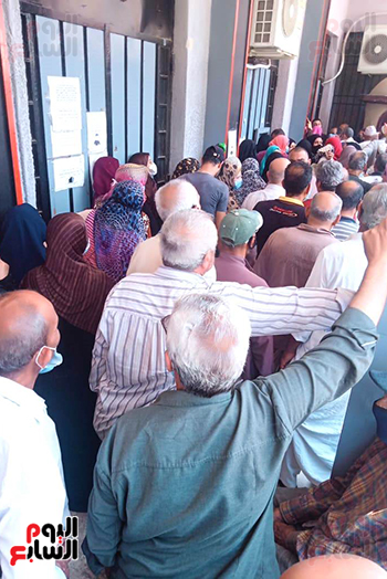 زحام كبير بين المواطنين ببنك ناصر فى الغربية (9)