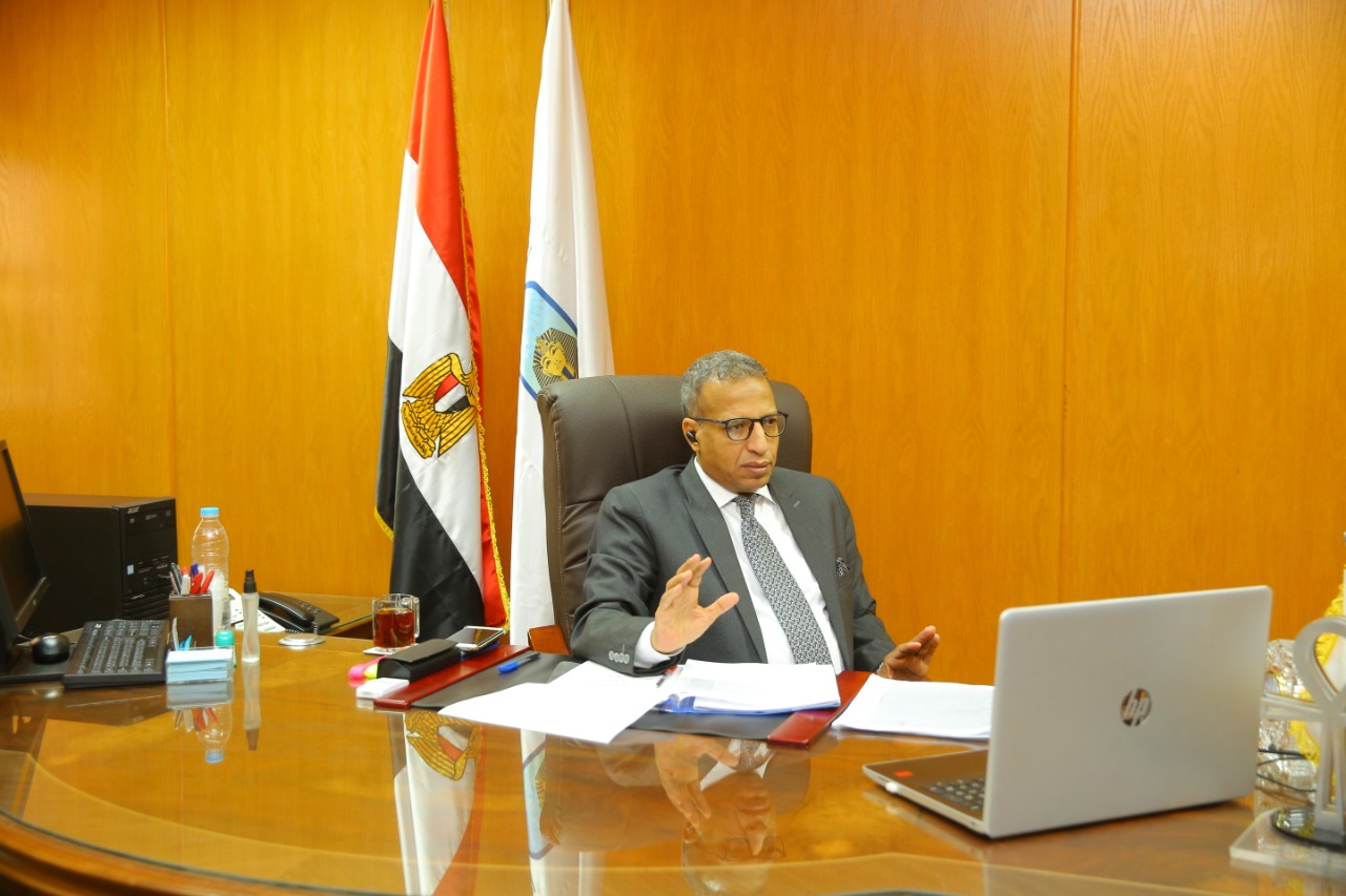 إجتماع رئيس جامعة الاقصر بوكلاء كليات الجامعة لشئون التعليم والطلاب  (3)