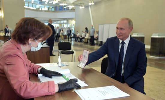 بوتين داخل اللجنة المركزية للانتخابات