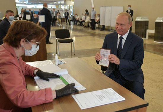 بوتين يصوت على التعديلات الدستورية