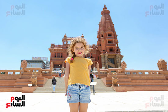طفلة تلتقط صورة تذكارية امام القصر