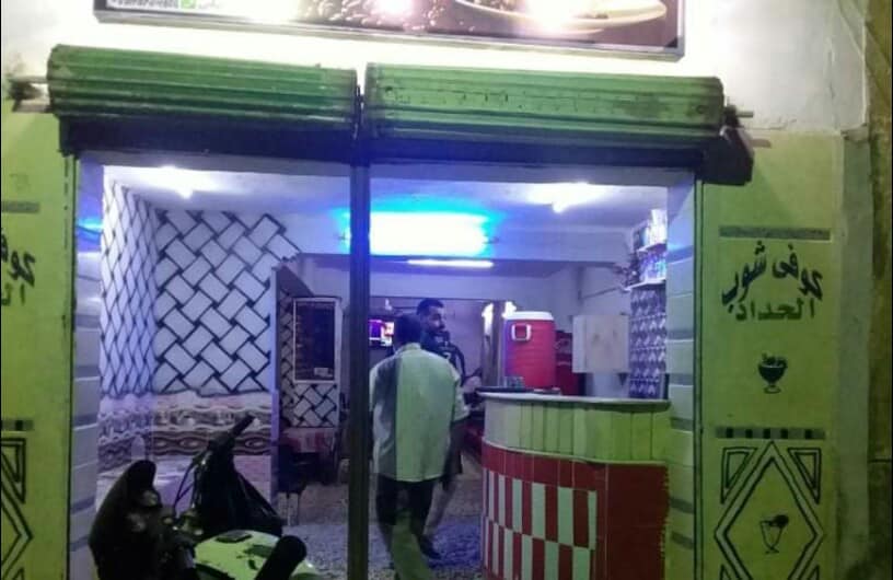حملة لمتابعة تطبيق قرارات مجلس الوزراء بالمقاهى والمطاعم بمدينة إسنا (1)