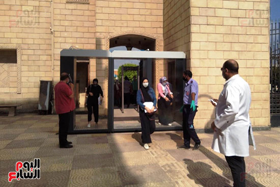الكشف-على-الطلاب-قبل-دخولهم-لجان-الامتحانات-بجامعة-كفر-الشيخ-(7)