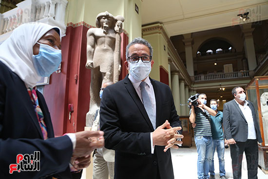 وزير السياحة والآثار خلال جولة المتحف المصرى