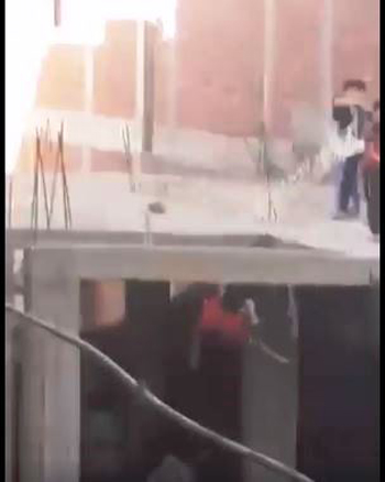 الطفل إسلام صاحب واقعة فيديو السقوط أثناء اللهو بطيارة ورق (2)