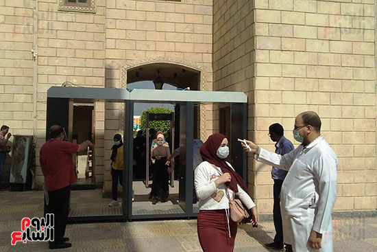 الكشف-على-الطلاب-قبل-دخولهم-لجان-الامتحانات-بجامعة-كفر-الشيخ-(3)