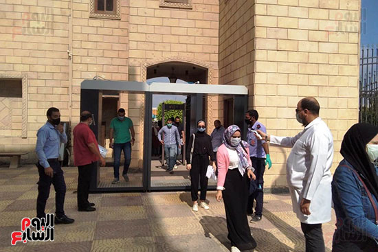 الكشف-على-الطلاب-قبل-دخولهم-لجان-الامتحانات-بجامعة-كفر-الشيخ-(5)
