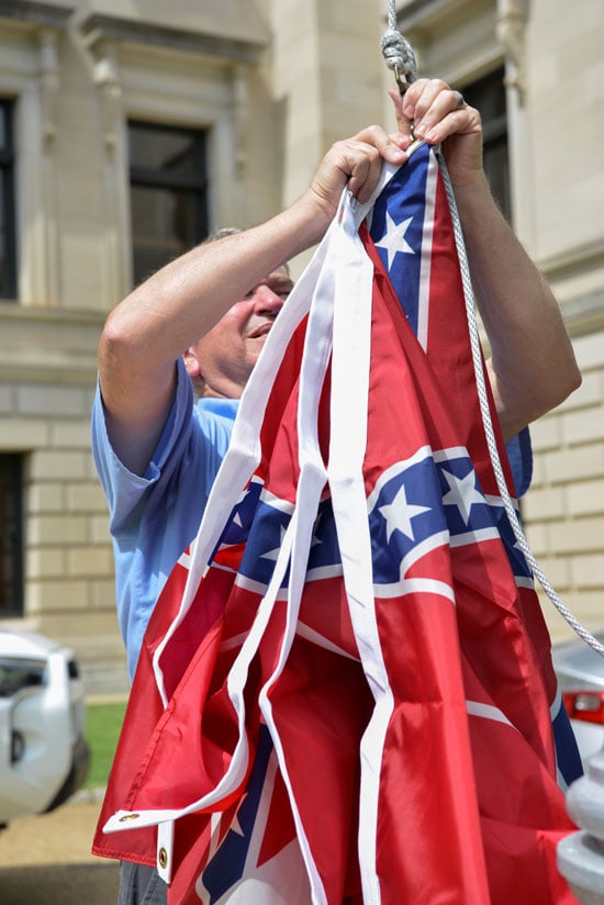 2020-07-01T013616Z_1382418367_RC21KH9DQHBH_RTRMADP_3_USA-PROTESTS-MISSISSIPPI