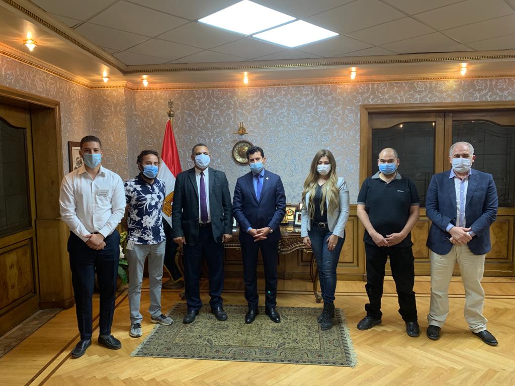 صبحى مع منظمى المؤتمر