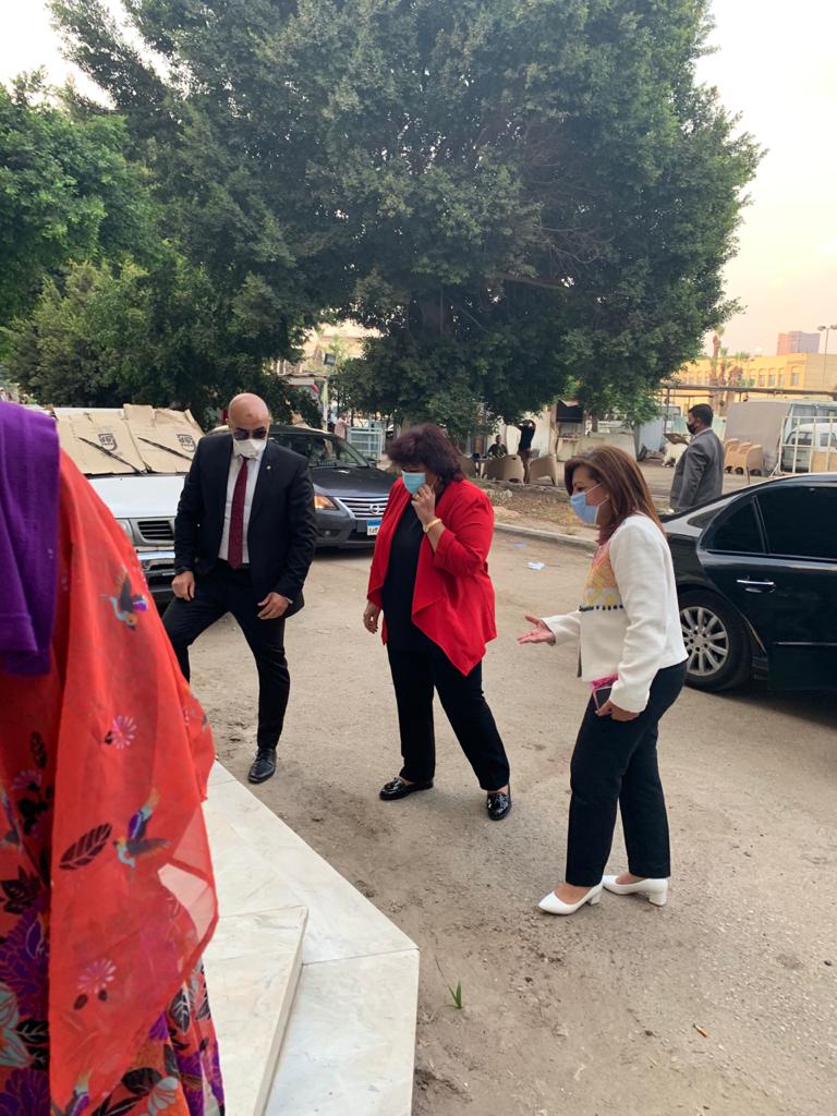 الدكتورة إيناس عبد الدايم تتابع العمل داخل المركز القومى للترجمة (5)