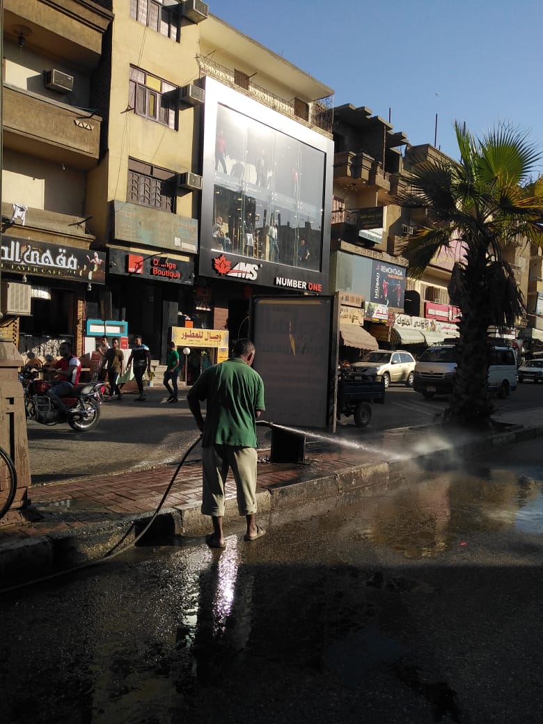 رئيس مدينة الأقصر يتابع حملة النظافة وكنس وغسل الشوارع  (2)