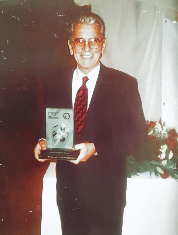 صالح سليم يتسلم جائزة نادى القرن