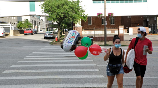 متظاهرون يحملون  بالونات لحفل استقالة للعمدة