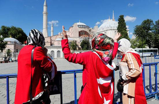 أنصار الرئيس التركى بمحيط متحف وكنيسة آيا صوفيا