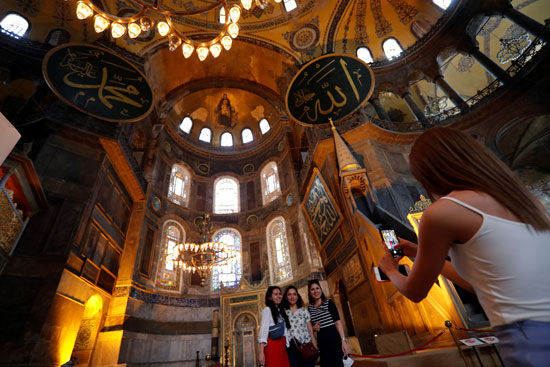 صور تذكارية داخل متحف وكنيسة آيا صوفيا
