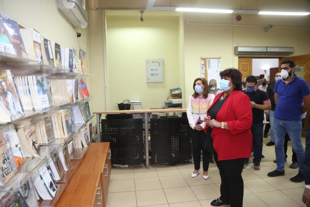 الدكتورة إيناس عبد الدايم تتابع العمل داخل المركز القومى للترجمة (2)