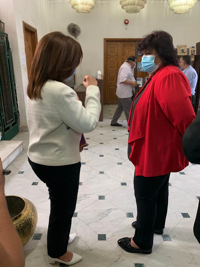 الدكتورة إيناس عبد الدايم تتابع العمل داخل المركز القومى للترجمة (6)