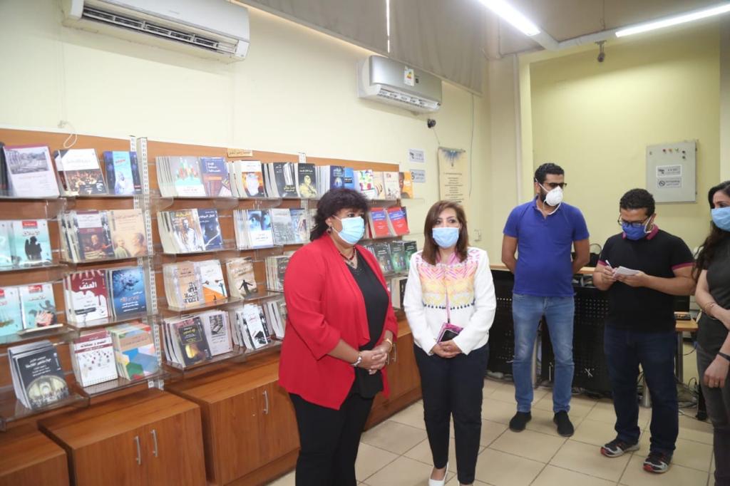 الدكتورة إيناس عبد الدايم تتابع العمل داخل المركز القومى للترجمة (3)