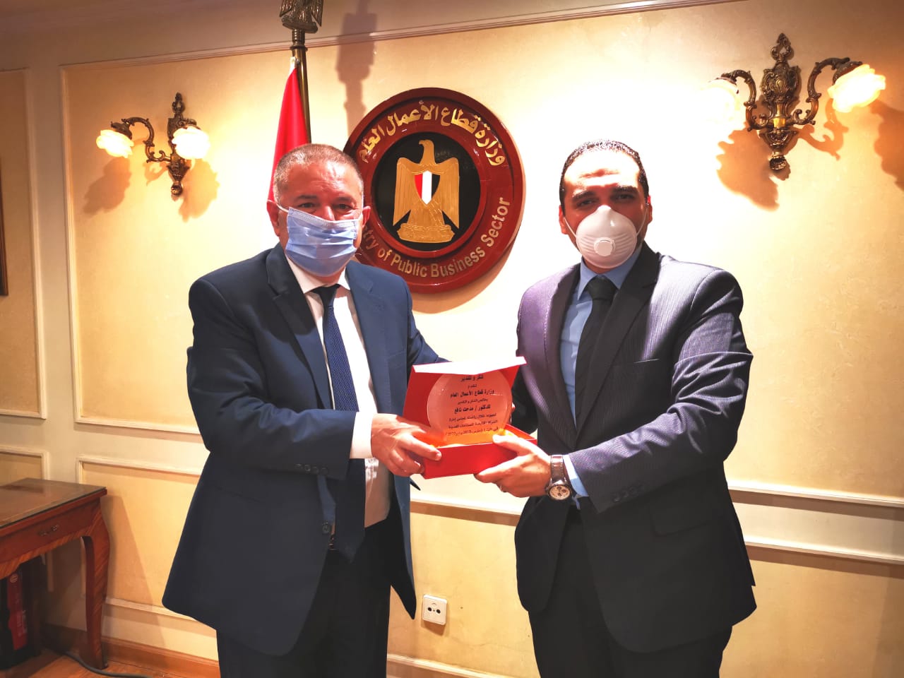 وزير قطاع الاعمال يكرم الدكتور مدحت نافع وزير قطاع الاعمال يكرم الدكتور مدحت نافع