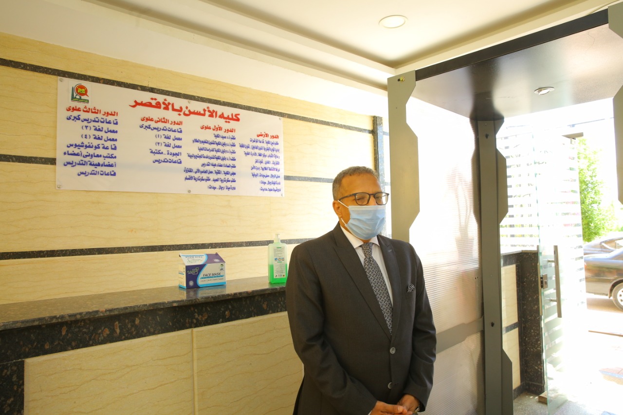 رئيس جامعة الاقصر يتابع تطبيق الإجراءات الإحترازية والوقائية أثناء سير الإمتحانات  (1)