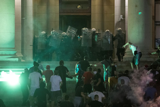 جانب من الاشتباكات أمام مبنى البرلمان