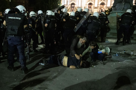 الشرطة تتعامل مع أحد المحتجين
