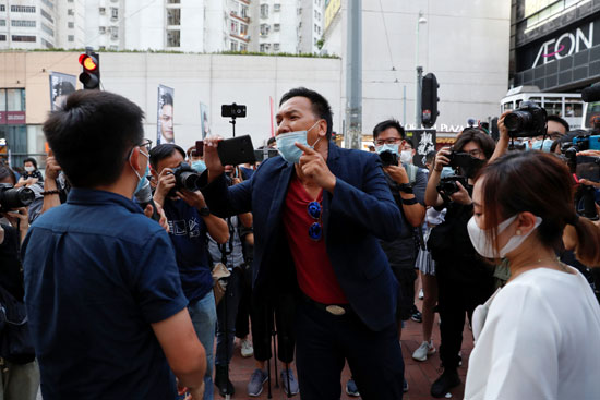 الناشط المؤيد للصين مان شيك فونج ياو يلقي بالشتائم على الناشطين المؤيدين للديمقراطية