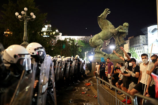 المتظاهرون يهتفون ضد قرار الحكومة بفرض حظر التجوال لمواجهة كورونا