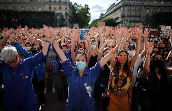 المتظاهرات يرددن الهتافات المناهضة لوزير الداخلية الجديد فى فرنسا